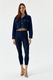 Bir model,  toptan giyim markasının tbu12698-high-waist-lycra-skinny-women's-jeans-navy-blue toptan  ürününü sergiliyor.