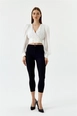 Ein Bekleidungsmodell aus dem Großhandel trägt tbu12694-high-waist-lycra-skinny-women's-jeans-black, türkischer Großhandel  von 