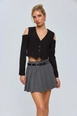 Una modelo de ropa al por mayor lleva tbu12714-women's-vest-with-sleeve-detail-black,  turco al por mayor de 