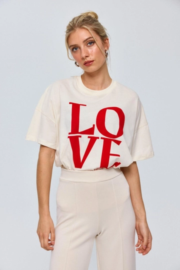 A wholesale clothing model wears  Crew Neck Love Printed Women's T-Shirt - Cream
, Turkish wholesale Tshirt of Tuba Butik