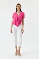 Bir model,  toptan giyim markasının tbu12745-high-waist-lycra-skinny-women's-jeans-white toptan  ürününü sergiliyor.
