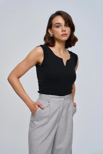 Ein Bekleidungsmodell aus dem Großhandel trägt  Gerippte Bluse Mit Tiefem Ausschnitt – Schwarz
, türkischer Großhandel Bluse von Tuba Butik