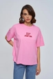 Un mannequin de vêtements en gros porte tbu12762-crew-neck-printed-short-sleeve-women's-pink,  en gros de  en provenance de Turquie