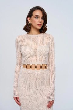 Ένα μοντέλο χονδρικής πώλησης ρούχων φοράει tbu12766-openwork-long-knitted-dress-with-waist-detail-cream, τούρκικο Φόρεμα χονδρικής πώλησης από Tuba Butik