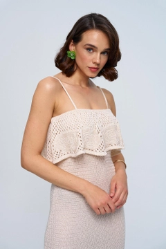 Bir model, Tuba Butik toptan giyim markasının tbu12765-strappy-openwork-knitwear-long-dress-cream toptan Elbise ürününü sergiliyor.