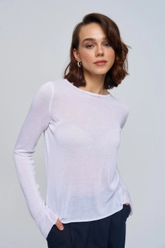 A wholesale clothing model wears tbu12763-crew-neck-transparent-knitwear-blouse-white, Turkish wholesale Blouse of Tuba Butik