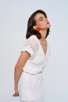 Bir model, Tuba Butik toptan giyim markasının tbu12774-openwork-long-knitted-dress-ecru toptan Elbise ürününü sergiliyor.