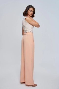 A wholesale clothing model wears tbu12778-darted-palazzo-crochet-women's-trousers-pink, Turkish wholesale Pants of Tuba Butik