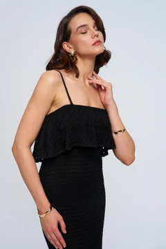 Bir model, Tuba Butik toptan giyim markasının tbu12780-strappy-openwork-knitwear-long-dress-black toptan Elbise ürününü sergiliyor.