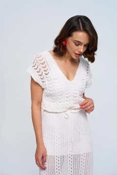 Bir model, Tuba Butik toptan giyim markasının tbu12774-openwork-long-knitted-dress-ecru toptan Elbise ürününü sergiliyor.
