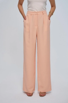 A wholesale clothing model wears tbu12778-darted-palazzo-crochet-women's-trousers-pink, Turkish wholesale Pants of Tuba Butik