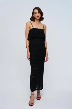 Bir model, Tuba Butik toptan giyim markasının tbu12780-strappy-openwork-knitwear-long-dress-black toptan Elbise ürününü sergiliyor.