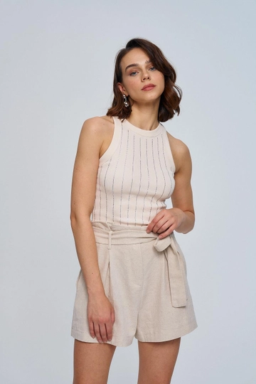 Bir model, Tuba Butik toptan giyim markasının  Halter Yaka Taş Baskılı Kadın Atlet - Krem
 toptan Atlet ürününü sergiliyor.