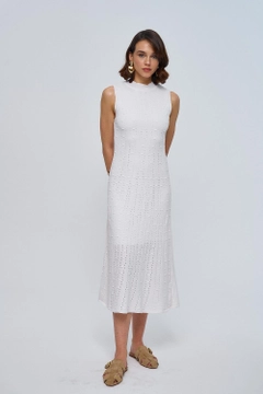 Ένα μοντέλο χονδρικής πώλησης ρούχων φοράει tbu12791-zero-sleeve-midi-knitwear-dress-ecru, τούρκικο Φόρεμα χονδρικής πώλησης από Tuba Butik