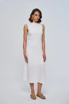 Bir model, Tuba Butik toptan giyim markasının tbu12791-zero-sleeve-midi-knitwear-dress-ecru toptan Elbise ürününü sergiliyor.