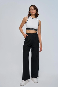 A wholesale clothing model wears tbu12796-women's-straight-cut-cargo-pants-black, Turkish wholesale Pants of Tuba Butik