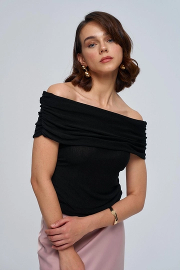 A wholesale clothing model wears  Madonna Collar Gathered Knitwear Women's Blouse - Black
, Turkish wholesale Blouse of Tuba Butik