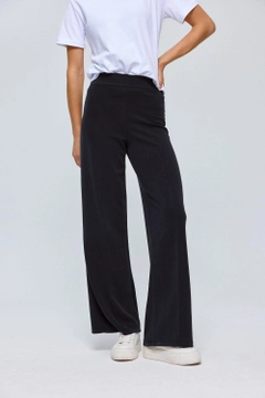 A wholesale clothing model wears tbu12798-modal-wide-leg-women's-trousers-black, Turkish wholesale Pants of Tuba Butik