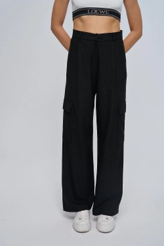 A wholesale clothing model wears tbu12796-women's-straight-cut-cargo-pants-black, Turkish wholesale Pants of Tuba Butik