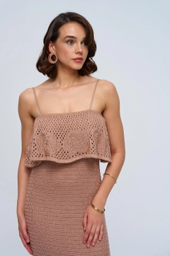 Ένα μοντέλο χονδρικής πώλησης ρούχων φοράει tbu12802-strappy-openwork-knitwear-long-dress-light-brown, τούρκικο Φόρεμα χονδρικής πώλησης από Tuba Butik