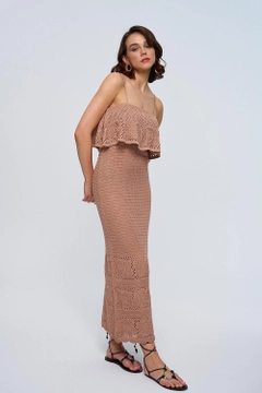Ένα μοντέλο χονδρικής πώλησης ρούχων φοράει tbu12802-strappy-openwork-knitwear-long-dress-light-brown, τούρκικο Φόρεμα χονδρικής πώλησης από Tuba Butik