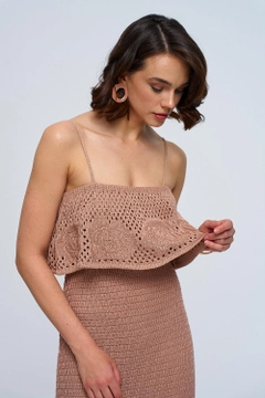 Una modella di abbigliamento all'ingrosso indossa tbu12802-strappy-openwork-knitwear-long-dress-light-brown, vendita all'ingrosso turca di Vestito di Tuba Butik