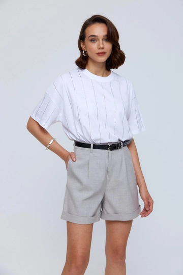 Een kledingmodel uit de groothandel draagt  Dames T-shirt Met Ronde Hals En Steenprint - Wit
, Turkse groothandel T-shirt van Tuba Butik