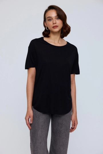 Een kledingmodel uit de groothandel draagt  Modal Dames-T-shirt Met Ronde Hals - Zwart
, Turkse groothandel T-shirt van Tuba Butik