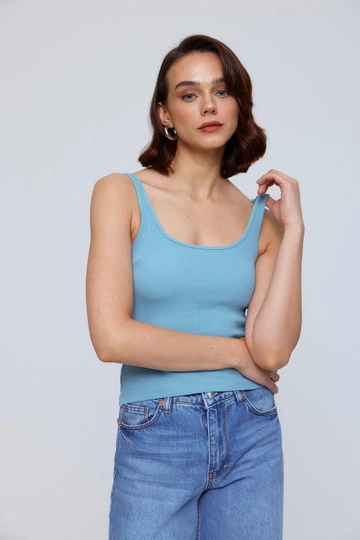 Bir model, Tuba Butik toptan giyim markasının  Basic Fitilli Kadın Atlet - Mavi
 toptan Atlet ürününü sergiliyor.