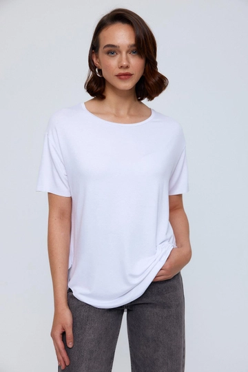 A wholesale clothing model wears  Crew Neck Modal Women's T-Shirt - White
, Turkish wholesale Tshirt of Tuba Butik