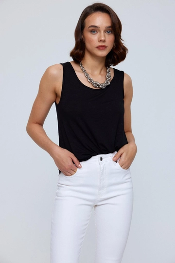 Ein Bekleidungsmodell aus dem Großhandel trägt  Basic Damen-Unterhemd Mit U-Ausschnitt – Schwarz
, türkischer Großhandel Unterhemd von Tuba Butik