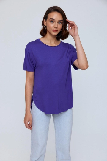 Ένα μοντέλο χονδρικής πώλησης ρούχων φοράει  Γυναικείο T-Shirt Crew Neck Modal - Μωβ
, τούρκικο T-shirt χονδρικής πώλησης από Tuba Butik