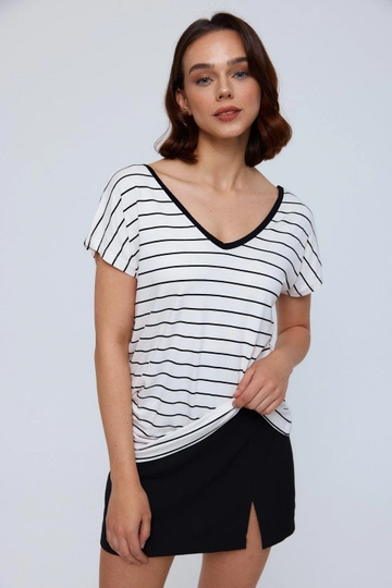 Un mannequin de vêtements en gros porte  T-Shirt Femme Col V Devant Dos / Blanc - Noir
, T-Shirt en gros de Tuba Butik en provenance de Turquie