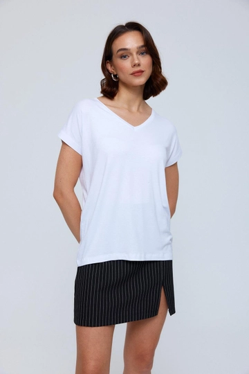 Een kledingmodel uit de groothandel draagt  Basic Dames-T-shirt Met V-hals - Wit
, Turkse groothandel T-shirt van Tuba Butik
