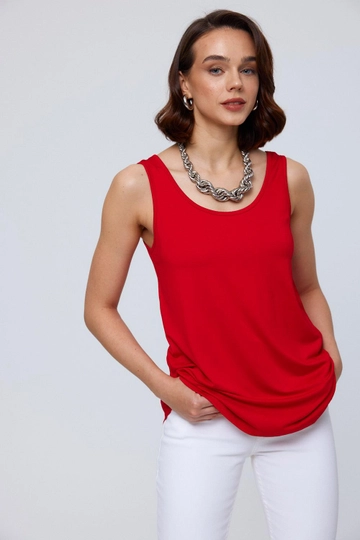 Bir model, Tuba Butik toptan giyim markasının  Basic U Yaka Kadın Atlet - Kırmızı
 toptan Atlet ürününü sergiliyor.