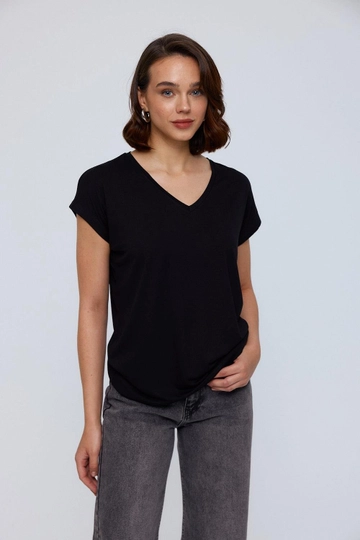 Een kledingmodel uit de groothandel draagt  Basic Dames-T-shirt Met V-hals - Zwart
, Turkse groothandel T-shirt van Tuba Butik