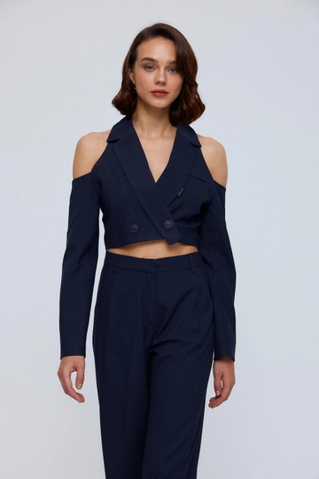 Ein Bekleidungsmodell aus dem Großhandel trägt  Schulterdetaillierte Crop-Damenjacke – Marineblau
, türkischer Großhandel Jacke von Tuba Butik