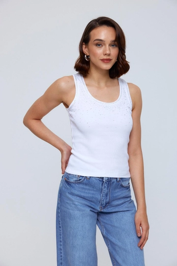 Bir model, Tuba Butik toptan giyim markasının  Taş Detaylı Fitilli Kadın Atlet - Beyaz
 toptan Atlet ürününü sergiliyor.