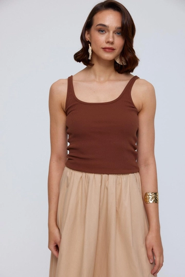 Bir model, Tuba Butik toptan giyim markasının  Basic Fitilli Kadın Atlet - Kahverengi
 toptan Atlet ürününü sergiliyor.