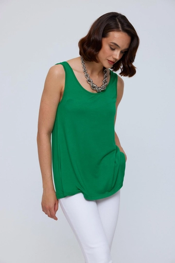 Bir model, Tuba Butik toptan giyim markasının  Basic U Yaka Kadın Atlet - Yeşil
 toptan Atlet ürününü sergiliyor.