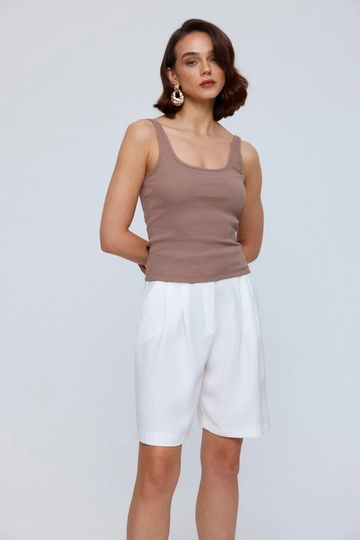 Bir model, Tuba Butik toptan giyim markasının  Basic Fitilli Kadın Atlet - Vizon
 toptan Atlet ürününü sergiliyor.