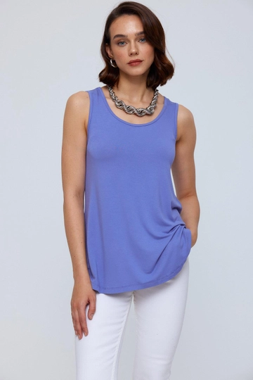 Ein Bekleidungsmodell aus dem Großhandel trägt  Basic Damen-Unterhemd Mit U-Ausschnitt – Flieder
, türkischer Großhandel Unterhemd von Tuba Butik