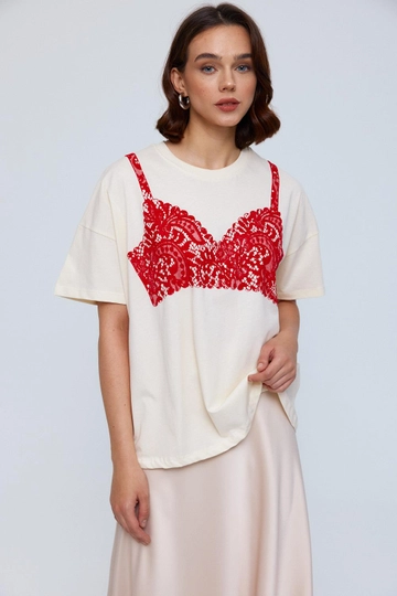 Una modella di abbigliamento all'ingrosso indossa  T-shirt Da Donna Con Stampa Oversize - Crema
, vendita all'ingrosso turca di Maglietta di Tuba Butik