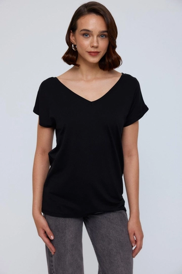 Ein Bekleidungsmodell aus dem Großhandel trägt  Damen-T-Shirt Mit V-Ausschnitt Vorne Und Hinten – Schwarz
, türkischer Großhandel T-Shirt von Tuba Butik
