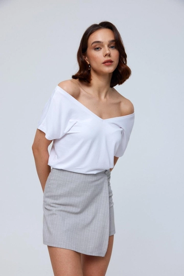 Ένα μοντέλο χονδρικής πώλησης ρούχων φοράει  Γυναικείο Μπλουζάκι Μπροστινό Πίσω V Λαιμόκοψη - Λευκό
, τούρκικο T-shirt χονδρικής πώλησης από Tuba Butik