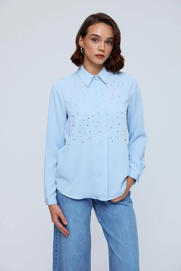 عارض ملابس بالجملة يرتدي  قميص نسائي مطبوع بالحجر - أزرق
، تركي بالجملة قميص من Tuba Butik