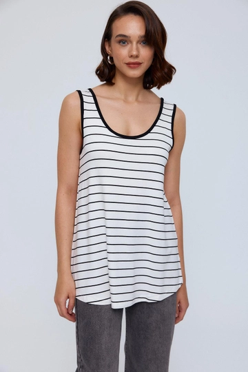 Bir model, Tuba Butik toptan giyim markasının  Basic U Yaka /Beyaz Kadın Atlet - Siyah
 toptan Atlet ürününü sergiliyor.