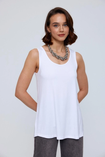 Een kledingmodel uit de groothandel draagt  Basic Damesondershirt Met U-hals - Wit
, Turkse groothandel Onderhemd van Tuba Butik