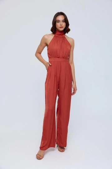 A wholesale clothing model wears  Halter Neck Long Brick Women's Jumpsuit - Brick Red
, Turkish wholesale Jumpsuit of Tuba Butik