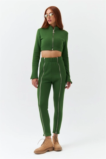 Bir model, Tuba Butik toptan giyim markasının  Eşofman Takımı - Yeşil
 toptan Eşofman Takımı ürününü sergiliyor.